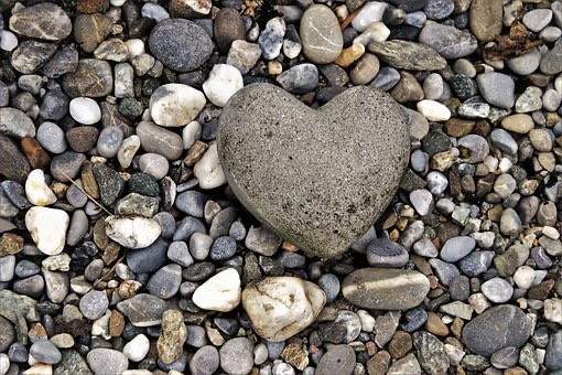 regul&sens_article RE_ cailloux et coeur